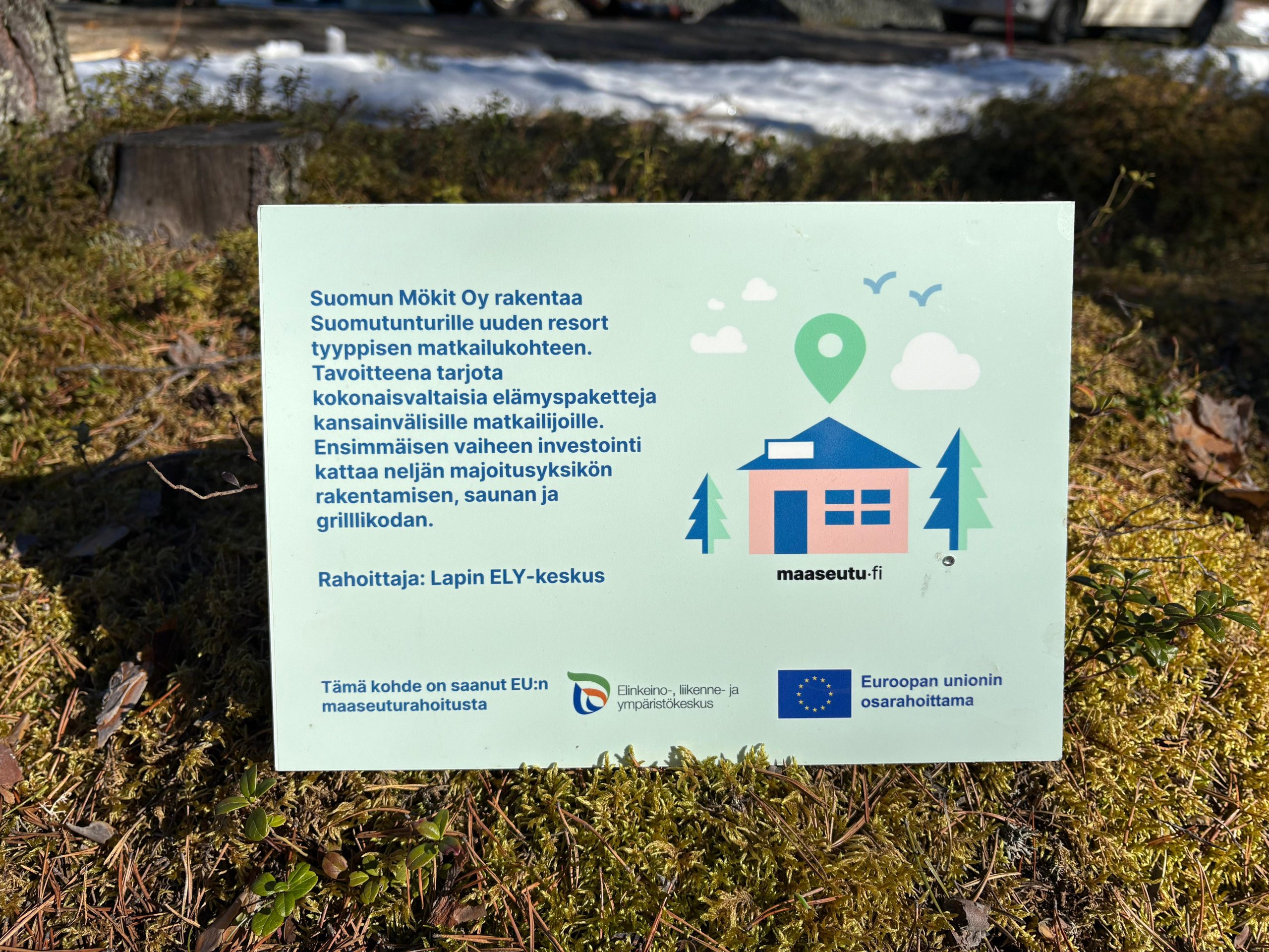 Suomun Mökit Oy:n Herajärven resort-hankkeesta kertova rahoituskyltti maastossa