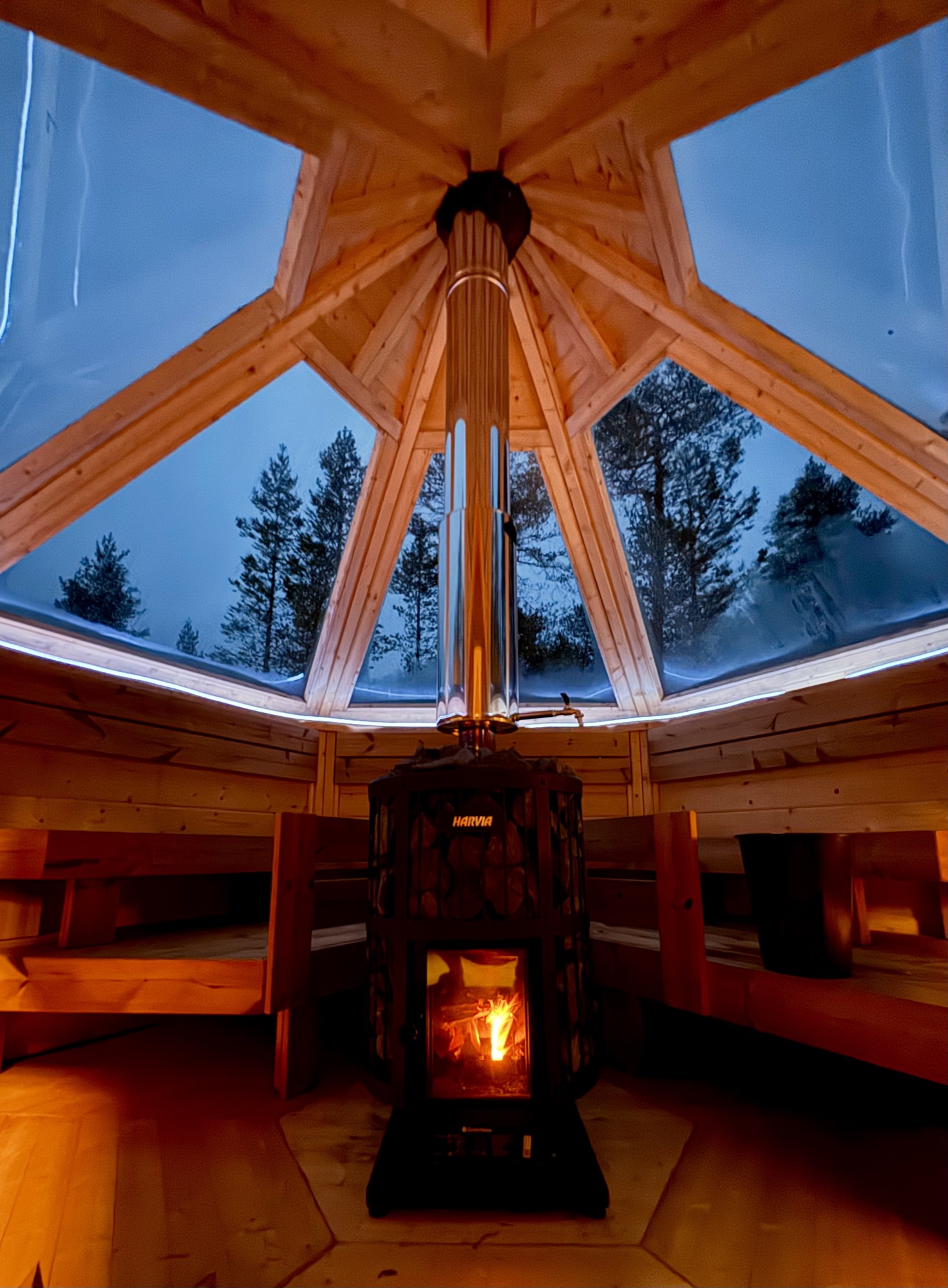 Aurora-Sauna des Arctic Aurora Spa mit Glasdach und holzbeheiztem Ofen